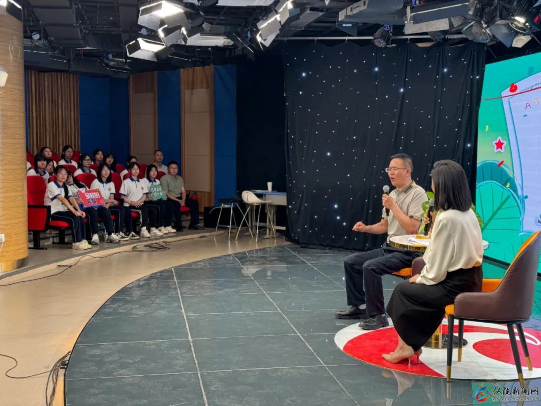 仪陇县马鞍中学“影视小屋”师生走进南充市融媒体中心(图4)