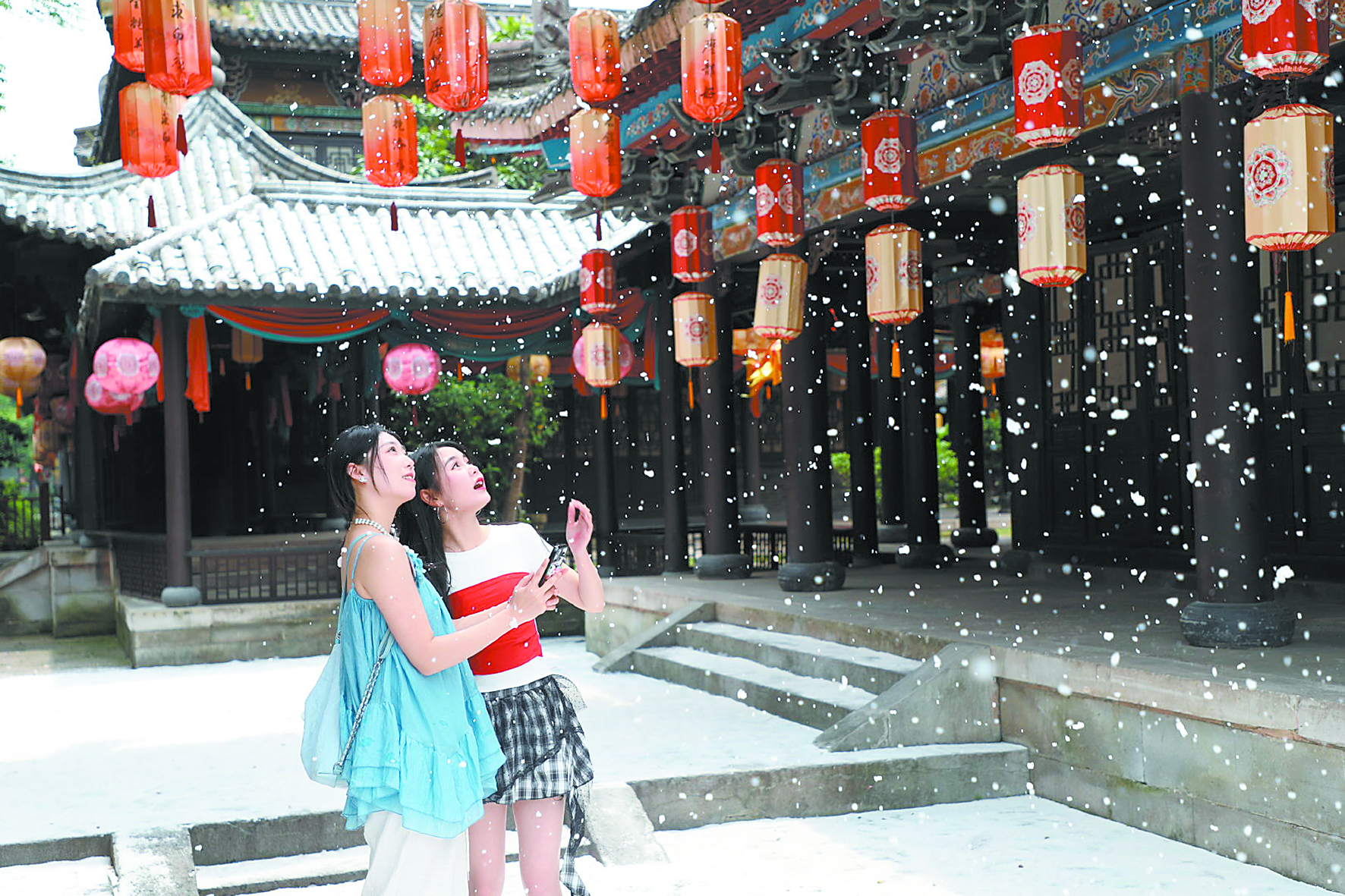 左手扒新剧同款景 右手追综艺名场面 横店解锁影视文旅新玩法