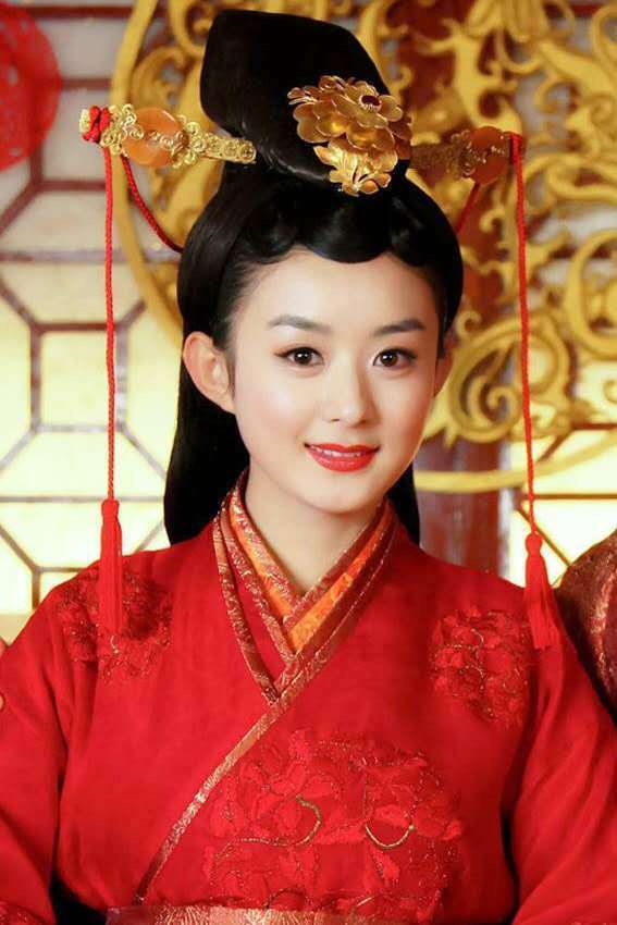 赵露思演唱会太敢穿生理期穿超短三角裤跳舞臀部都露出来一半